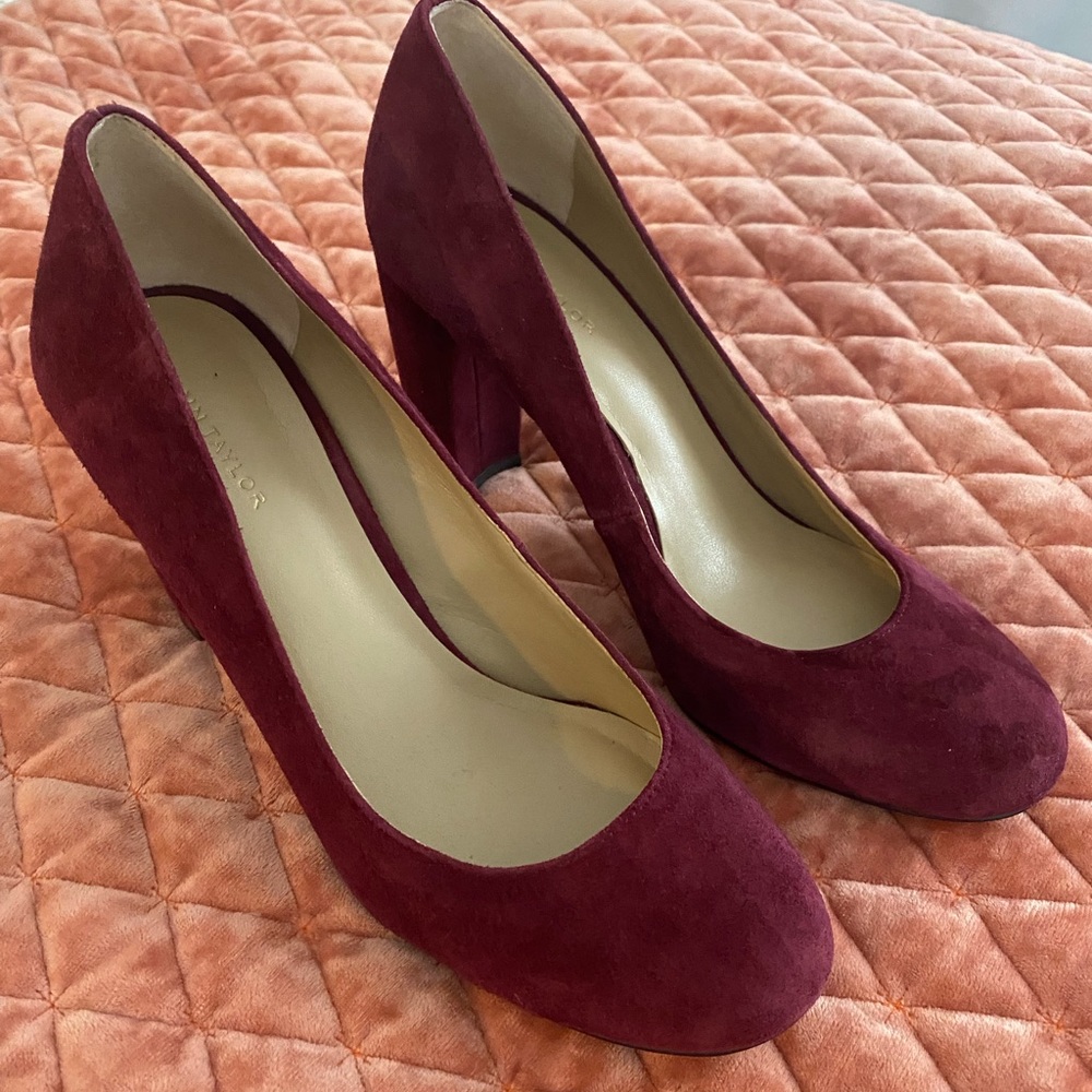 Ann Taylor suede pumps, wine color, GREAT condition!